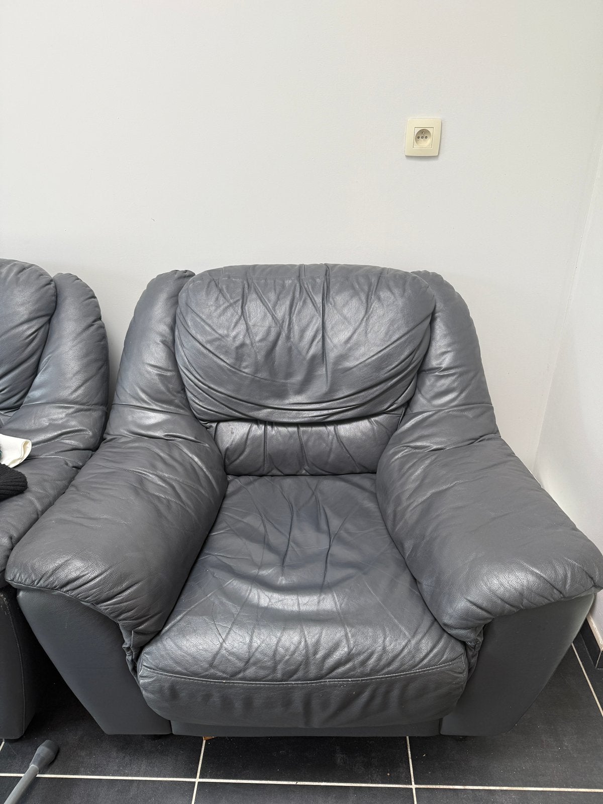 2 fauteuils en cuir gris – 60 € / pièce, Enlèvement, Utilisé, Une personne, Cuir