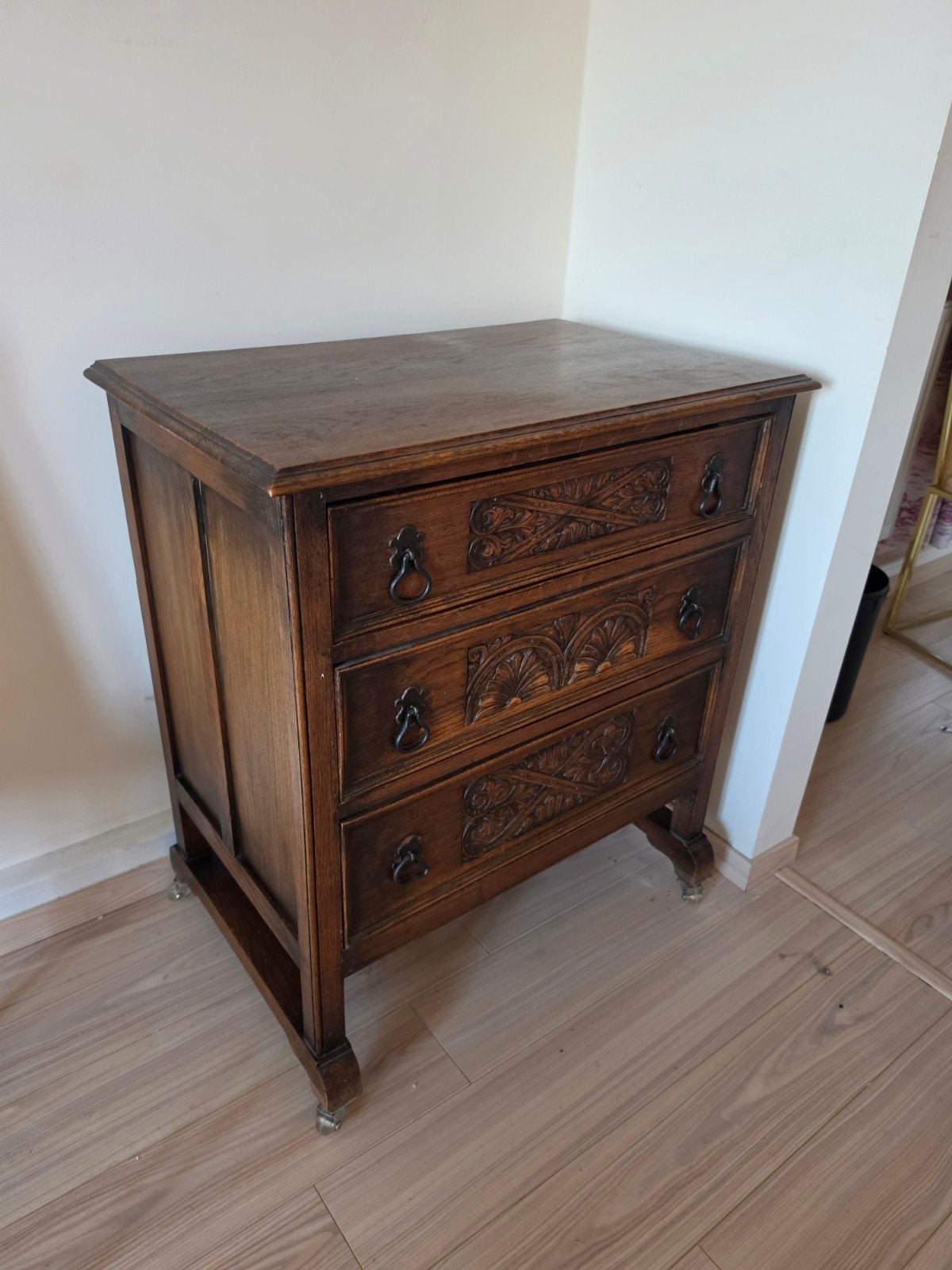Commode ancienne en bois sculpté – 3 tiroirs, Enlèvement, Métal