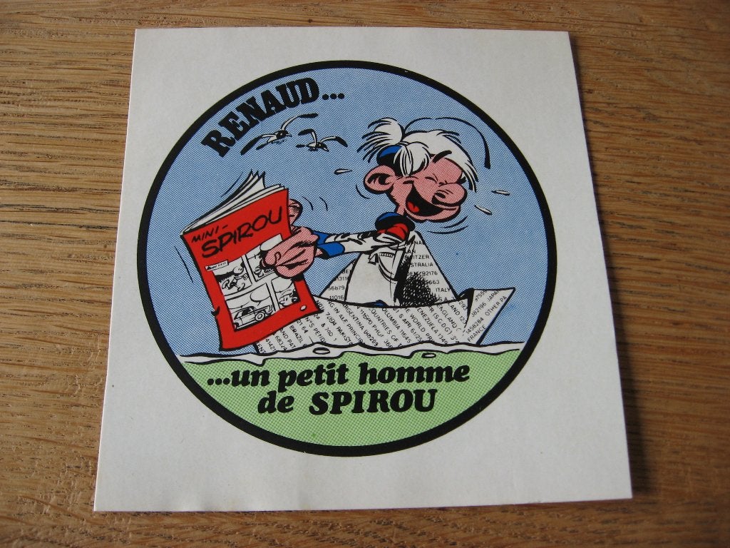 Sticker Renaud...un petit homme de Spirou 11,5 x 12 cm, Ophalen of Verzenden, Guust of Robbedoes, Nieuw, Plaatje, Poster of Sticker