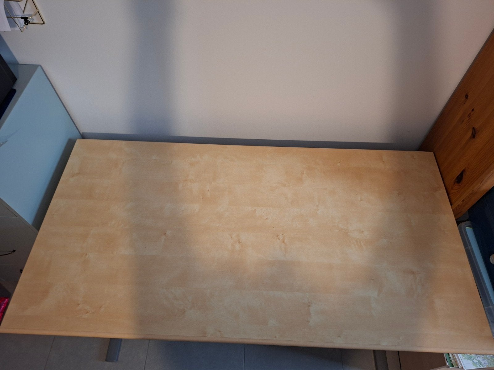 Bureau. Kleur: licht eik. Ikea. Metalen onderstel: grijs, Maison & Meubles, Bureau d'ordinateur, 139 cm, Goulotte de câbles, Enlèvement