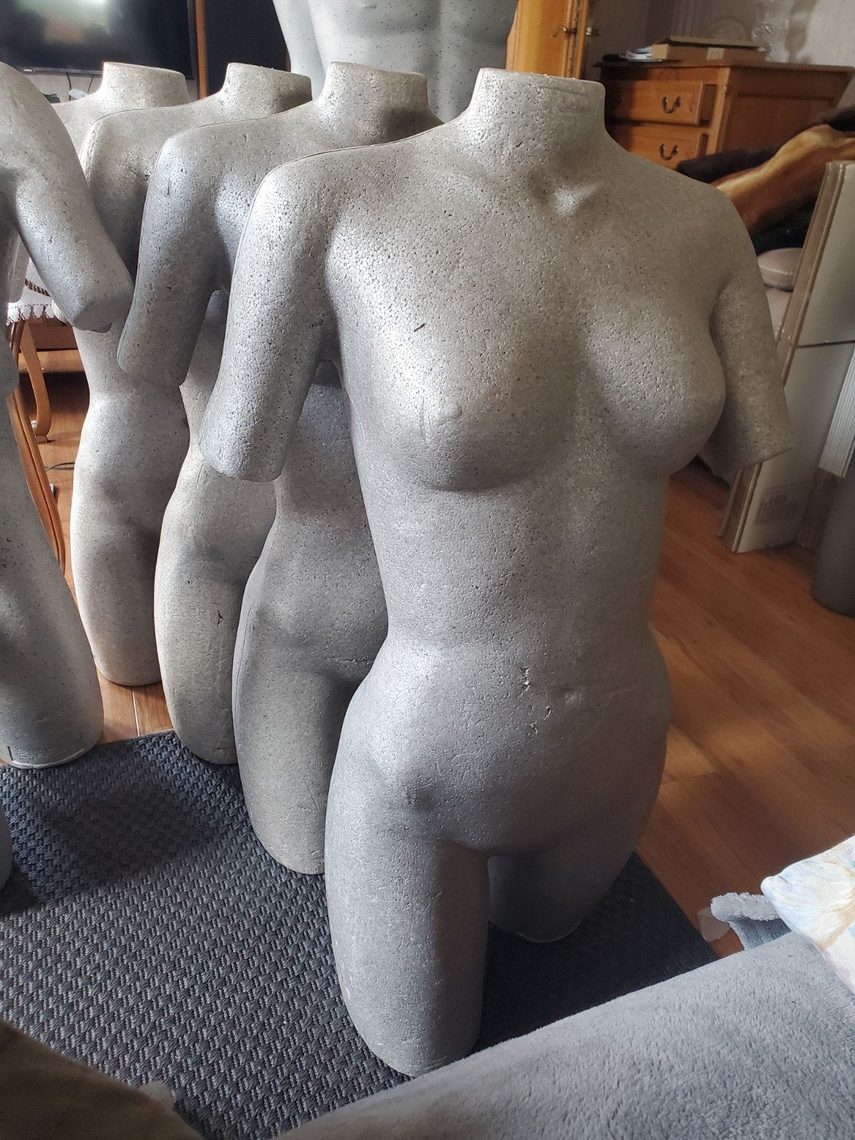 Twee witte vrouwelijke torso-paspoppen te koop Sint Kruis, Enlèvement