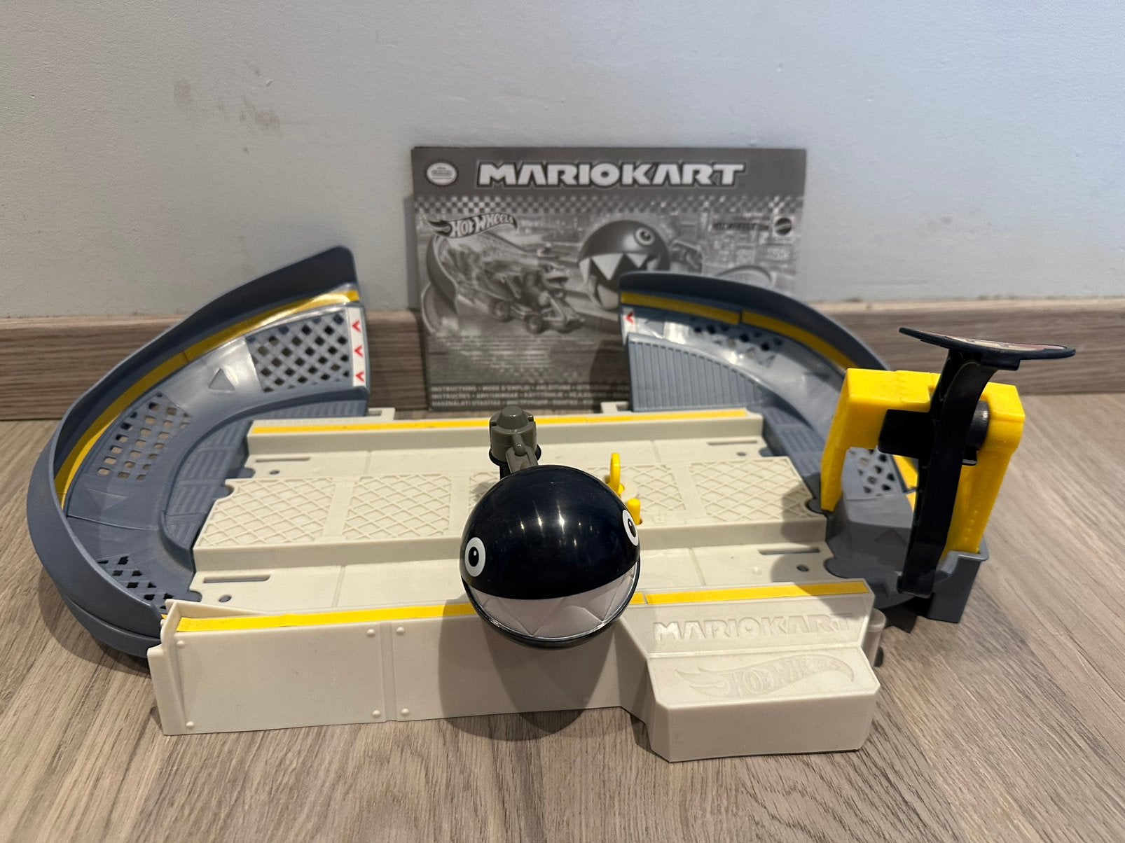 Mario kart track hotwheels, Kinderen en Baby's, Ophalen, Racebaan, Opwindmechanisme, Zo goed als nieuw