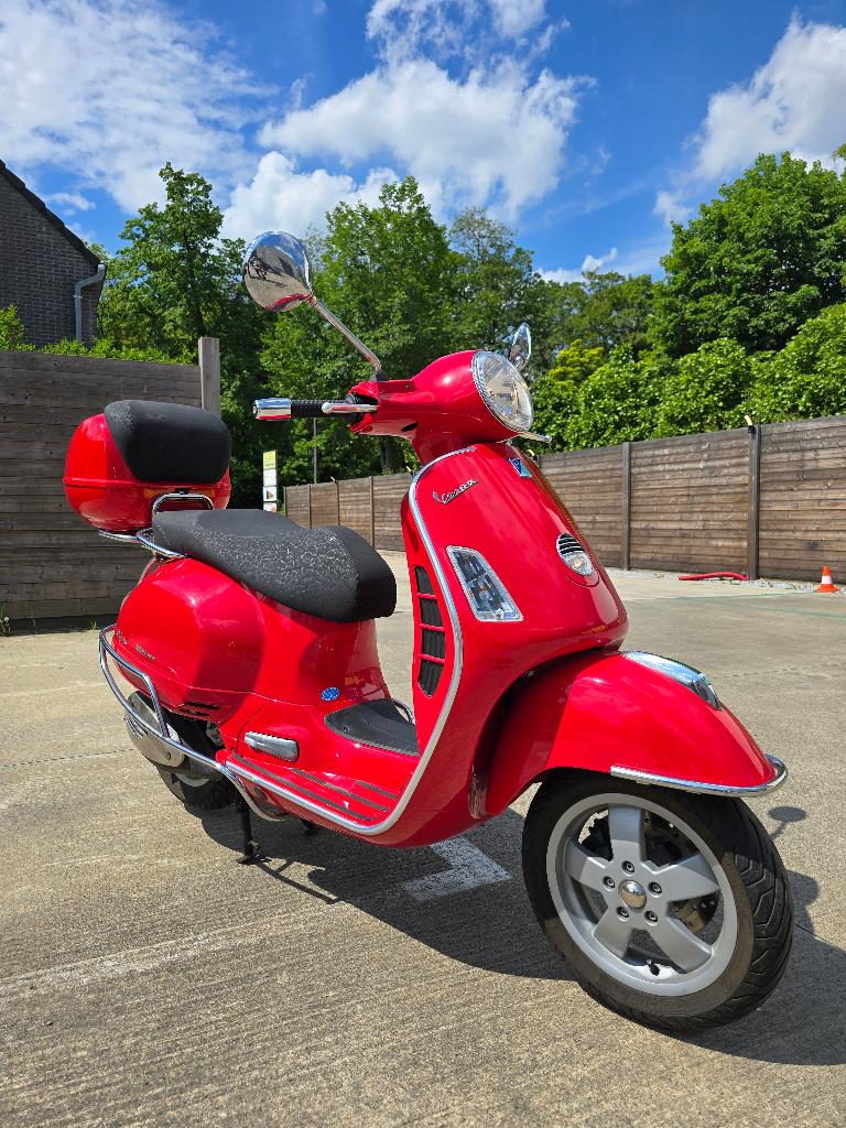 Vespa 125 GTS lage km's, Motoren, Particulier