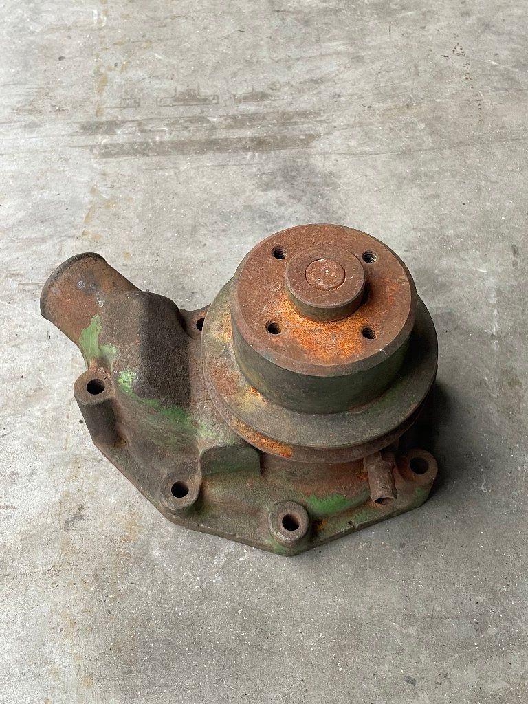 Pompe à eau John Deere. 2 pièces. 20€/pièce, Articles professionnels, Enlèvement ou Envoi
