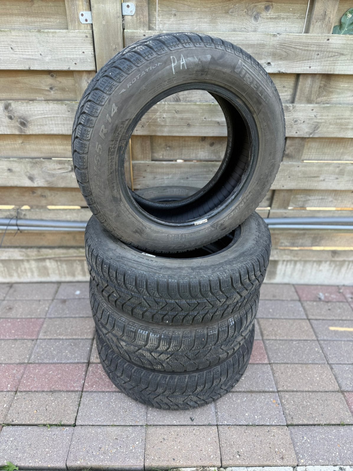 4x pirelli snowcontrol 175/65/r14 82t, Ophalen, Gebruikt