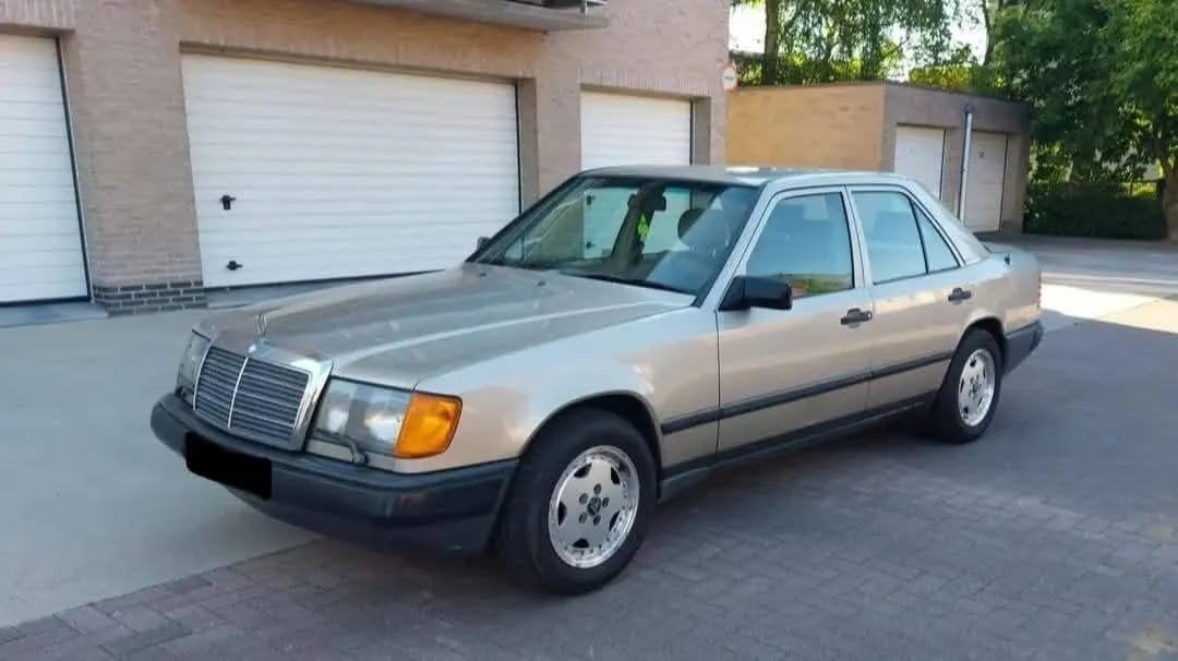 mercedes w124 230e benzine automaat oldtimer, Auto's, Oldtimers, Automaat, 4 deurs, Achterwielaandrijving, Beige