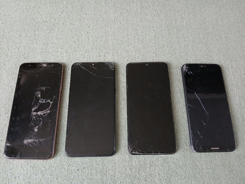 4 téléphones à vendre avec des écrans fissurés, Rose, Moderne, Enlèvement, Utilisé