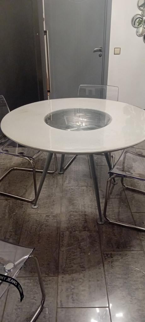 Table ronde avec vitre ronde au milieu