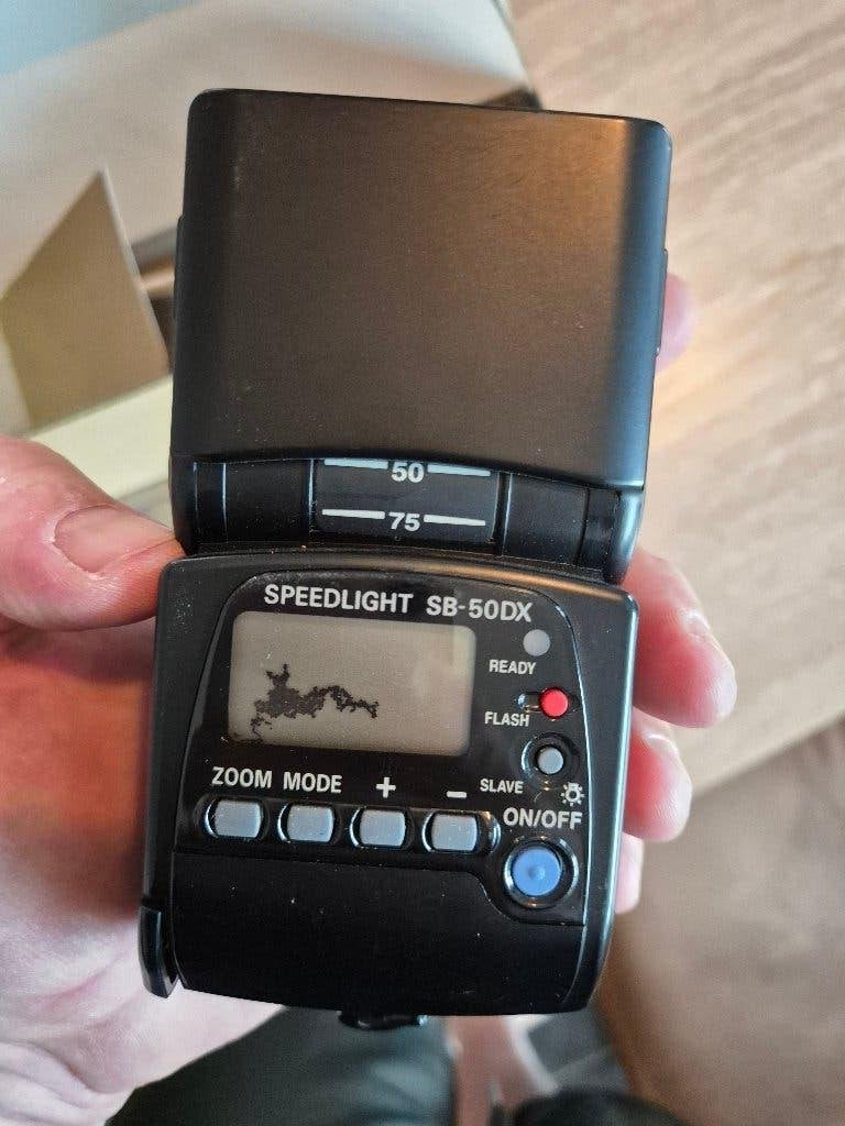 Nikon Speedlight SB-50DX:  LCD beschadigd (zie foto), TV, Hi-fi & Vidéo, Enlèvement ou Envoi, Utilisé, Nikon, Nikon