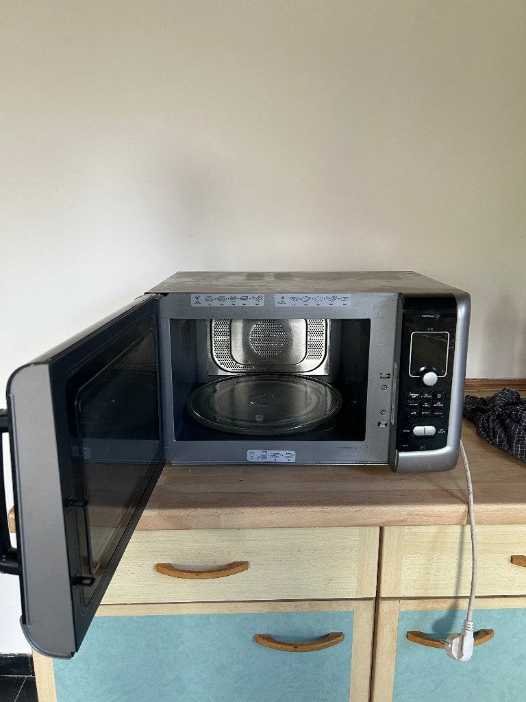 Micro-ondes Whirlpool avec fonction grill, Croustillant, Enlèvement, Utilisé, À Poser