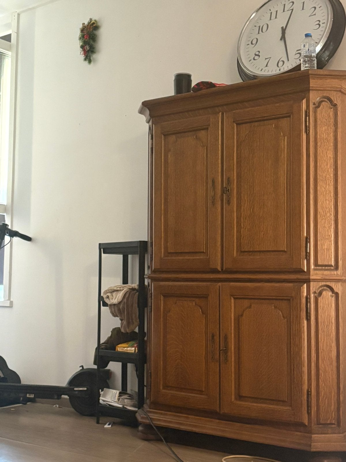 Antieke houten kast met sleutels, Ophalen, Zo goed als nieuw