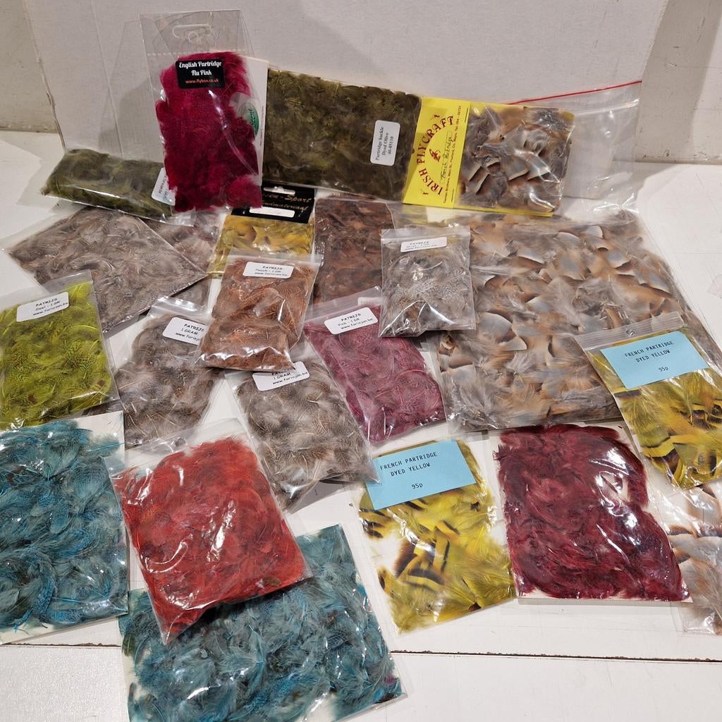 Set van 22x patrijs partridge pluimen  oa  flybox , Fariojan, Enlèvement ou Envoi, Comme neuf