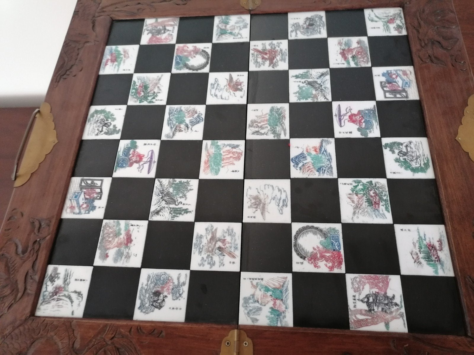 Schaakbord met figuren in Oosterse stijl., Enlèvement