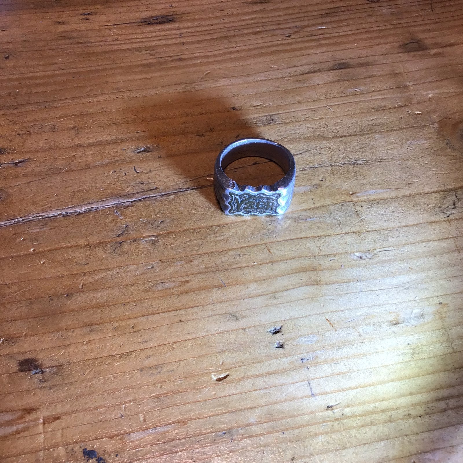 Vlaamse ring trenchart Yzer uit WO1 , aluminium + inlegwerk, Ophalen of Verzenden