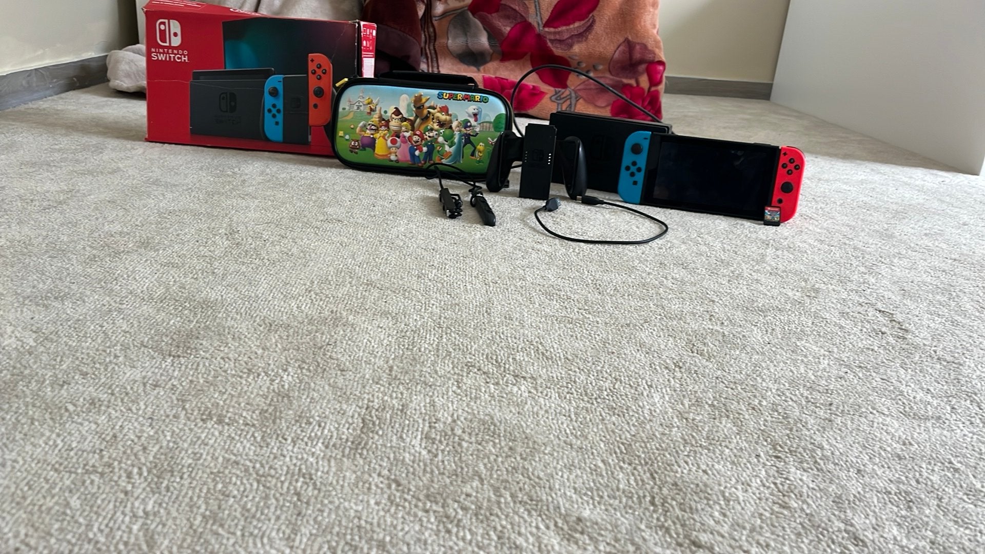 Nintendo Switch complète + accessoires + housse Mario, Consoles de jeu & Jeux vidéo, Consoles de jeu | Nintendo Portables | Accessoires