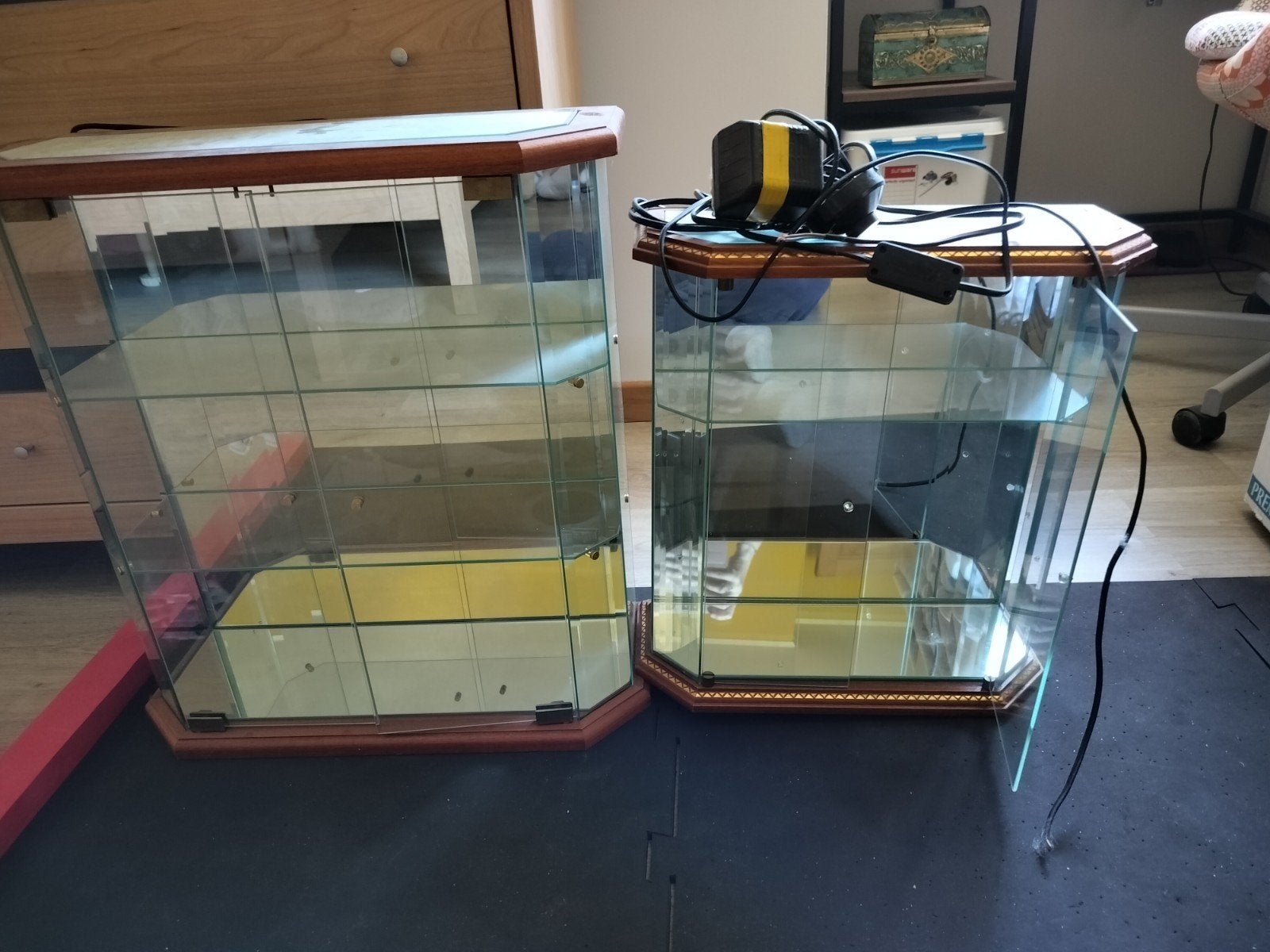 Glazen vitrine kastjes, Ophalen