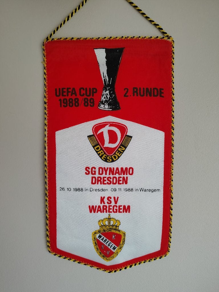 1988 KSV Waregem Dynamo Dresden prachtige vintage vaandel, Verzamelen, Ophalen of Verzenden