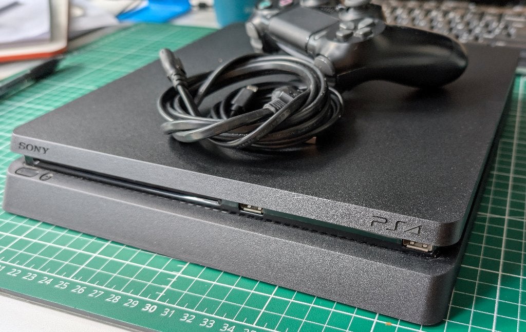 Sony PlayStation 4 Slim + DualShock 4 Controller & Kabels, 500 GB, Ophalen of Verzenden, Zo goed als nieuw, Met 1 controller