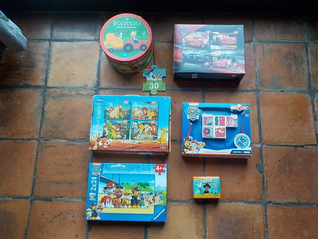 collection 13 puzzles amusants Disney Lion King Paw Patrol, Enlèvement ou Envoi, 10 à 50 pièces, Utilisé, 2 à 4 ans