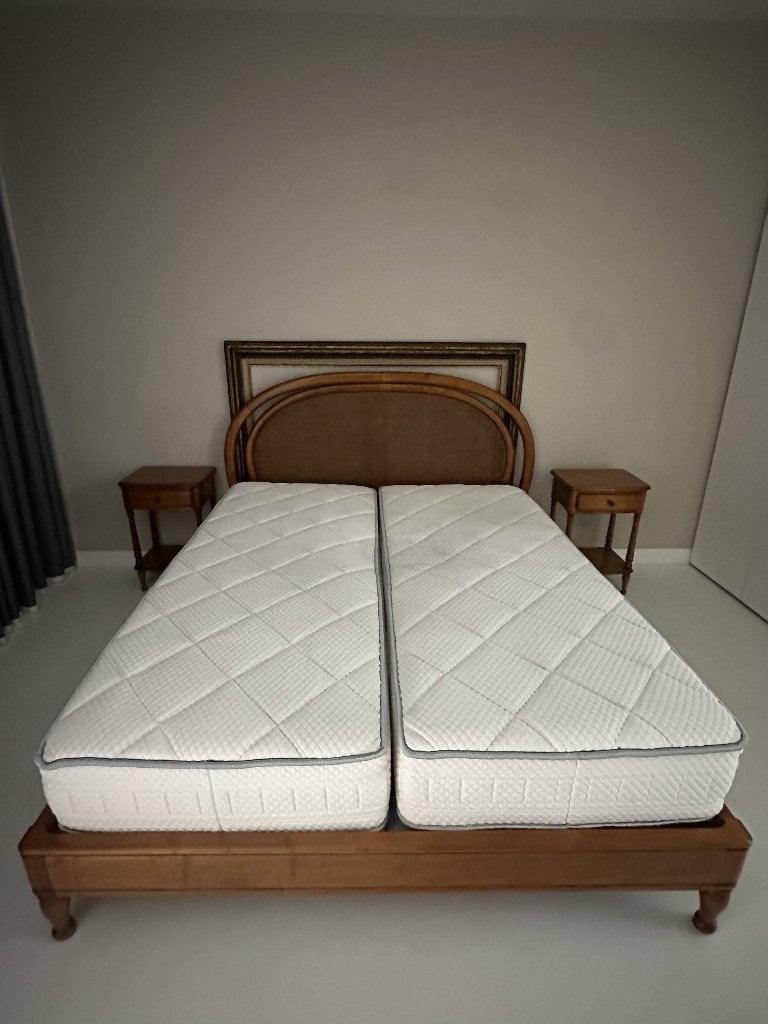 Elegant, klassiek houten bed met rotan hoofdbord, Ophalen, Bruin, Tweepersoons, Zo goed als nieuw
