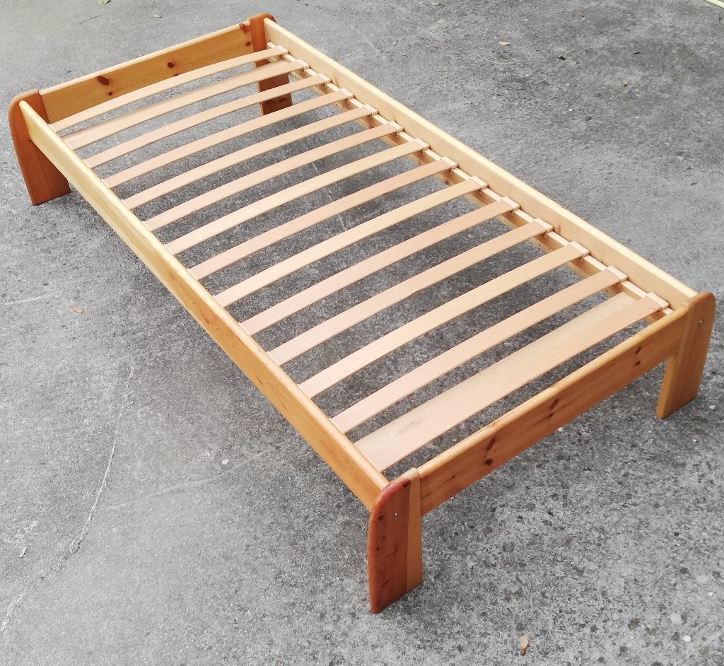 lit simple en pin verni, Maison & Meubles, 90 cm, Enlèvement, 200 cm, Bois
