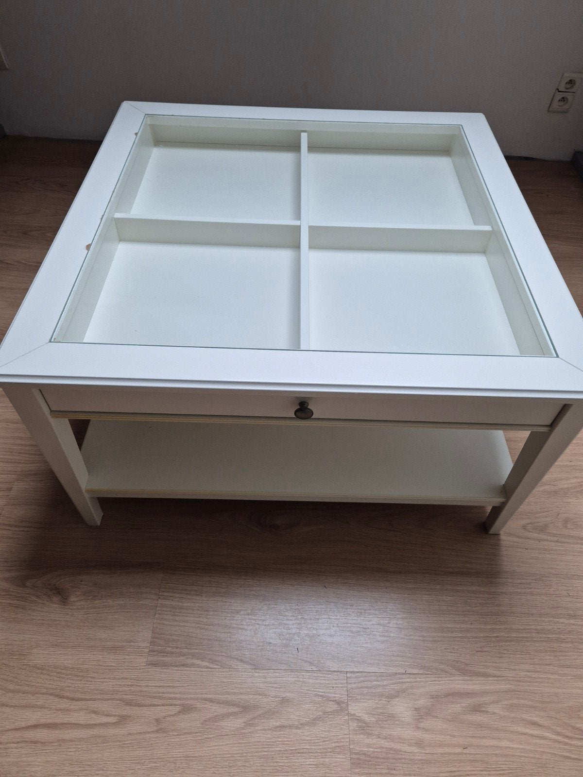 GRATIS AF TE HALEN: Witte salontafel met glazen tafelblad, Huis en Inrichting, Ophalen