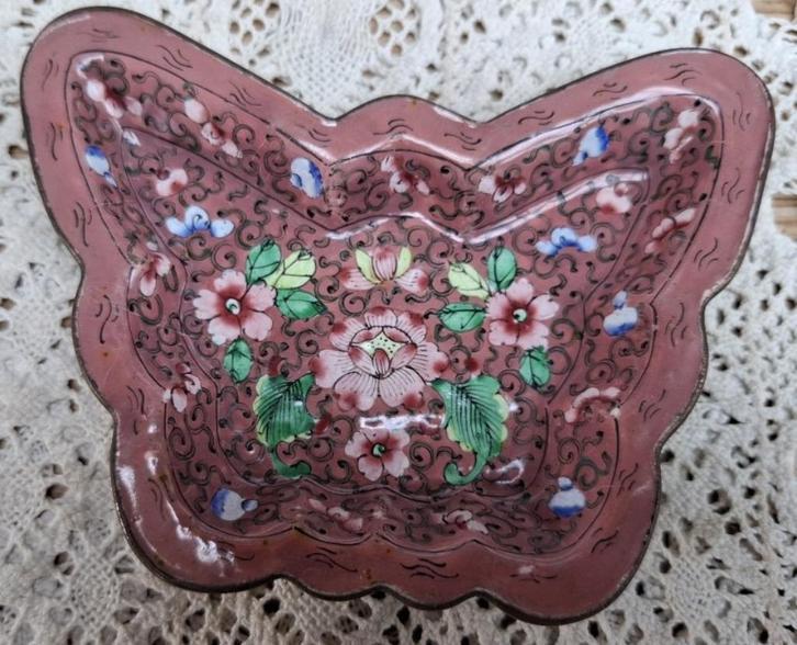 SALE Chinees Canton koper met roze emaille vlinder schaaltje, Antiek en Kunst, Ophalen of Verzenden