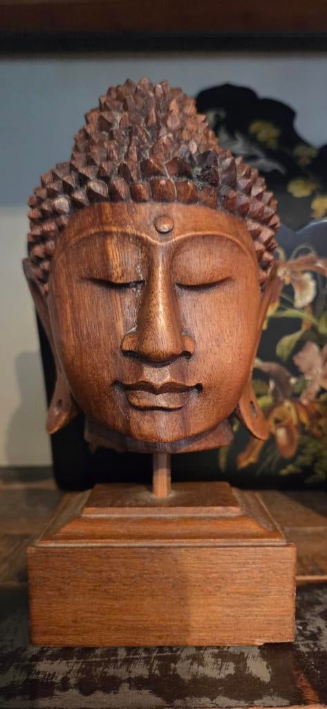 Handgesneden houten Boeddhabeeld op sokkel/ middelgroot, Huis en Inrichting, Ophalen of Verzenden