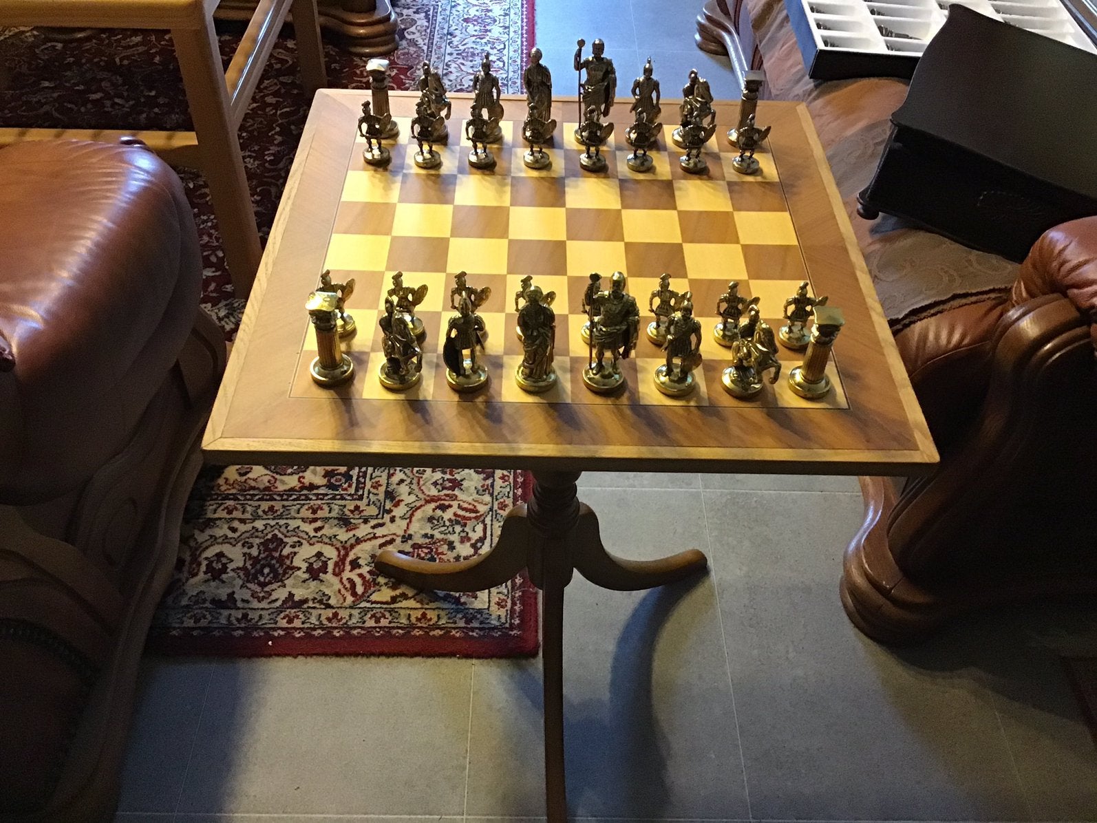Zeer mooie schaaktafel met unieke griekse metalen figuren., Ophalen