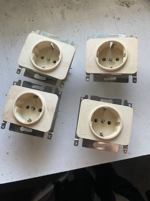 Stopcontacten NIKO (vorig model) met randaarding. NIEUW, Doe-het-zelf en Bouw, Elektriciteit en Kabels, Ophalen, Nieuw, Stopcontact
