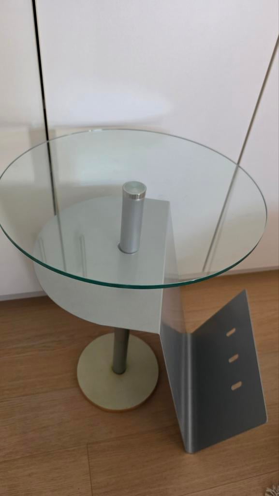 Vintage bijzettafeltje met krantenvak in metaal, glas, hout, Huis en Inrichting, Tafels | Bijzettafels, Zo goed als nieuw, Rond
