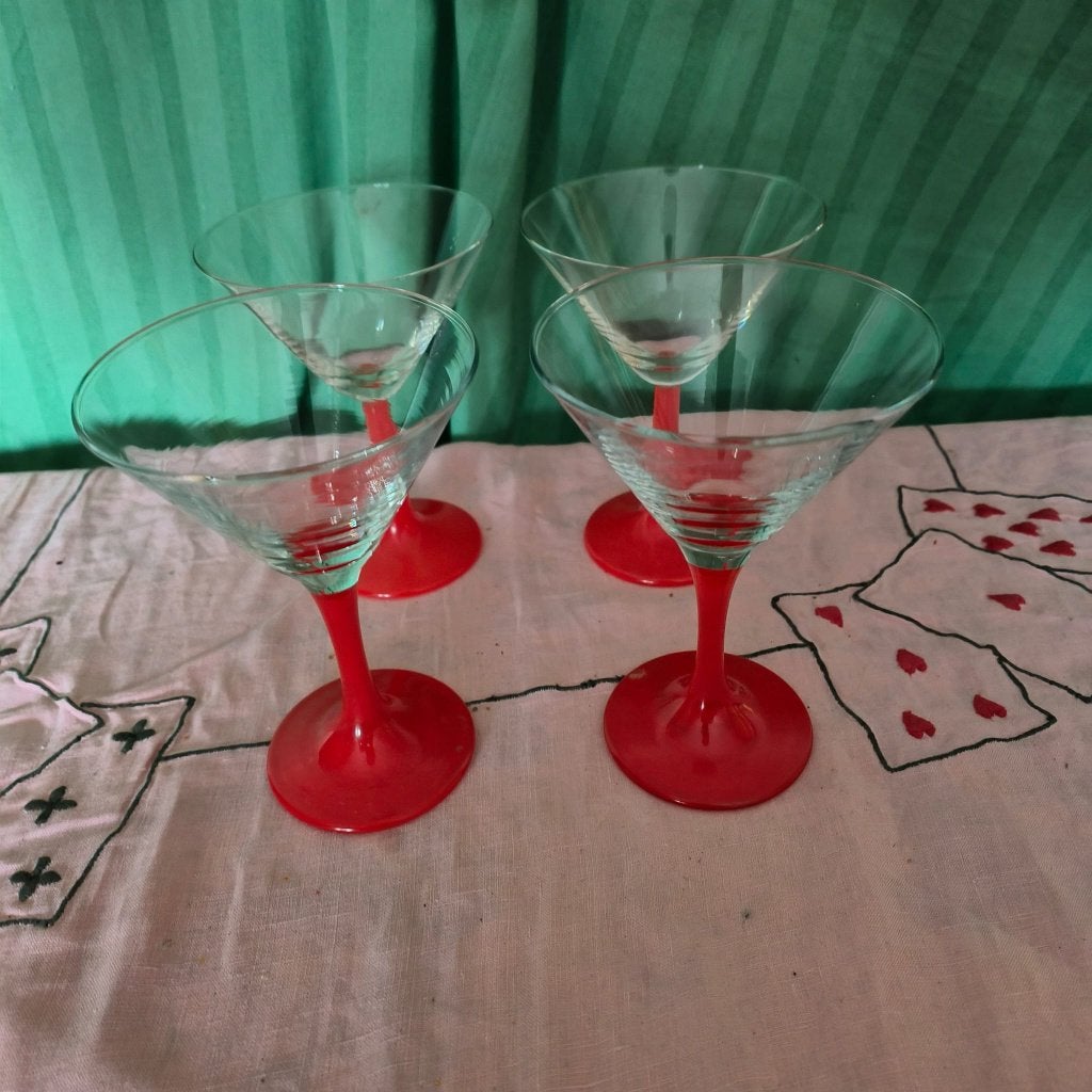 4 Martiniglazen met rode voet, Verzamelen, Glas en Drinkglazen, Ophalen of Verzenden, Gebruikt, Borrel- of Shotglas