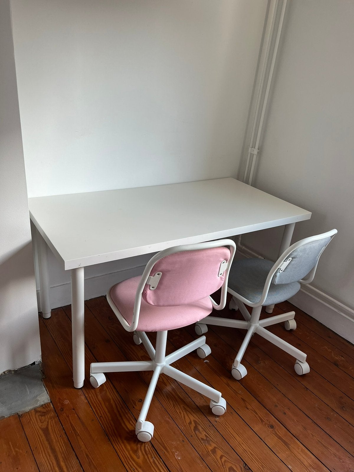 Bureau enfant blanc avec 2 chaises à roulettes, Maison & Meubles, Bureaux, Comme neuf, Rose, Enlèvement