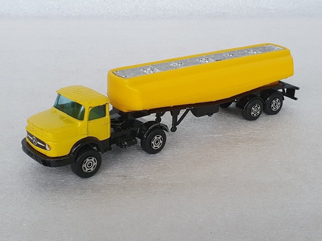 Corgi Trucks: Mercedes vrachtwagen + Gloster Saro tanker, Enlèvement ou Envoi, Utilisé, Bus ou Camion