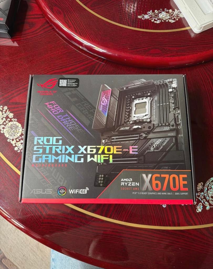 Asus ROG Strix X670E-E Gaming Wifi, Computers en Software, Moederborden, Ophalen of Verzenden, Zo goed als nieuw, AMD, DDR5