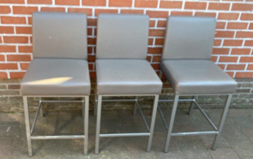 Set van 3 grijze barkrukken / barstoelen, Ophalen, Gebruikt, Met voetsteun, 60 tot 90 cm