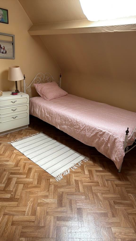 Een persoonsbed en nachttafeltje, Huis en Inrichting, Slaapkamer | Complete slaapkamers, Ophalen, Gebruikt