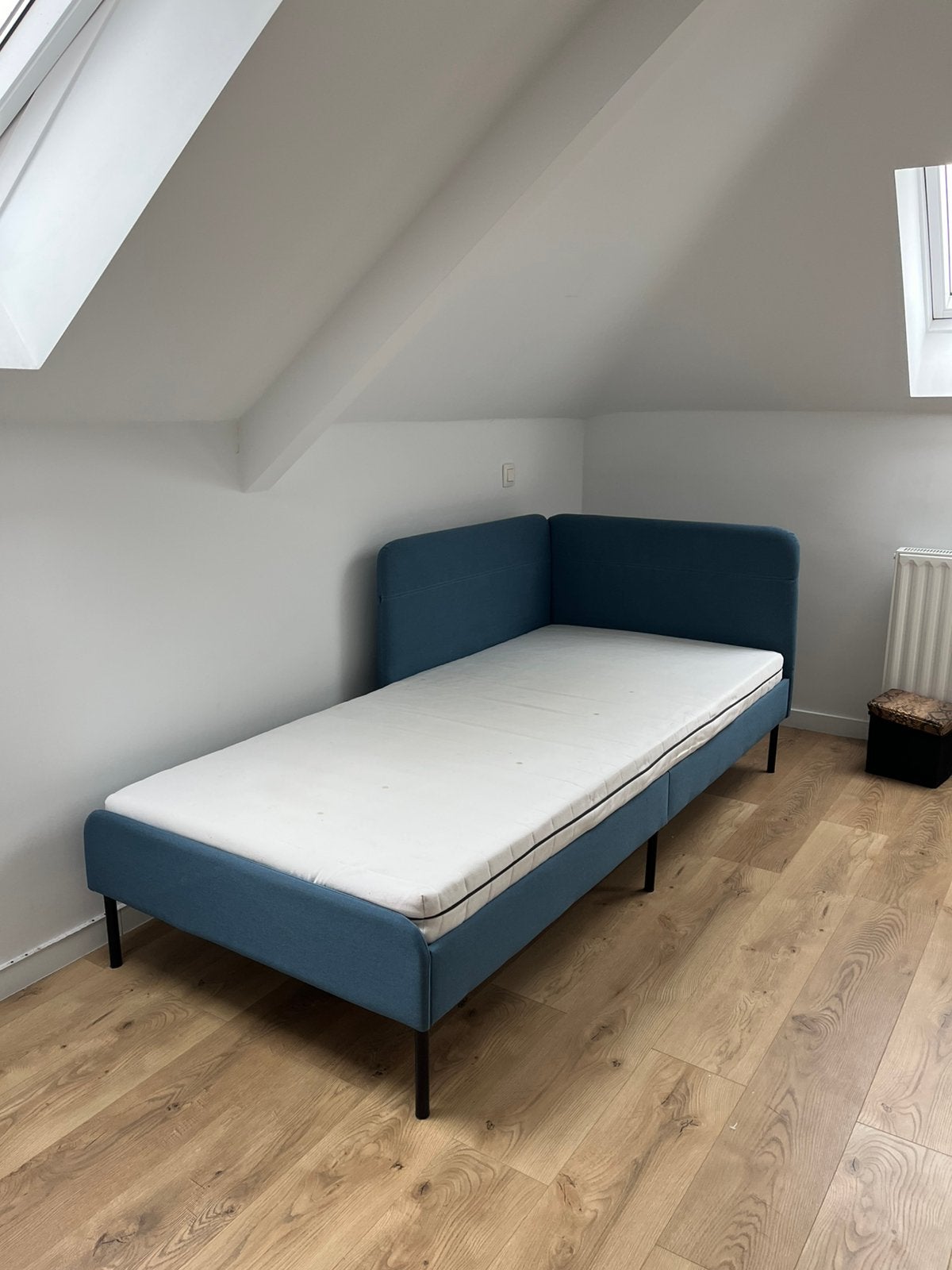 Eenpersoonsbed + matras, Huis en Inrichting, Ophalen, Zo goed als nieuw