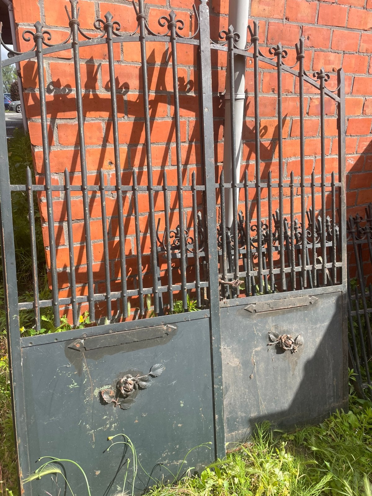 Antieke zwarte dubbele smeedijzeren poort met rozenmotief, Jardin & Terrasse, Clôtures de jardin, Enlèvement