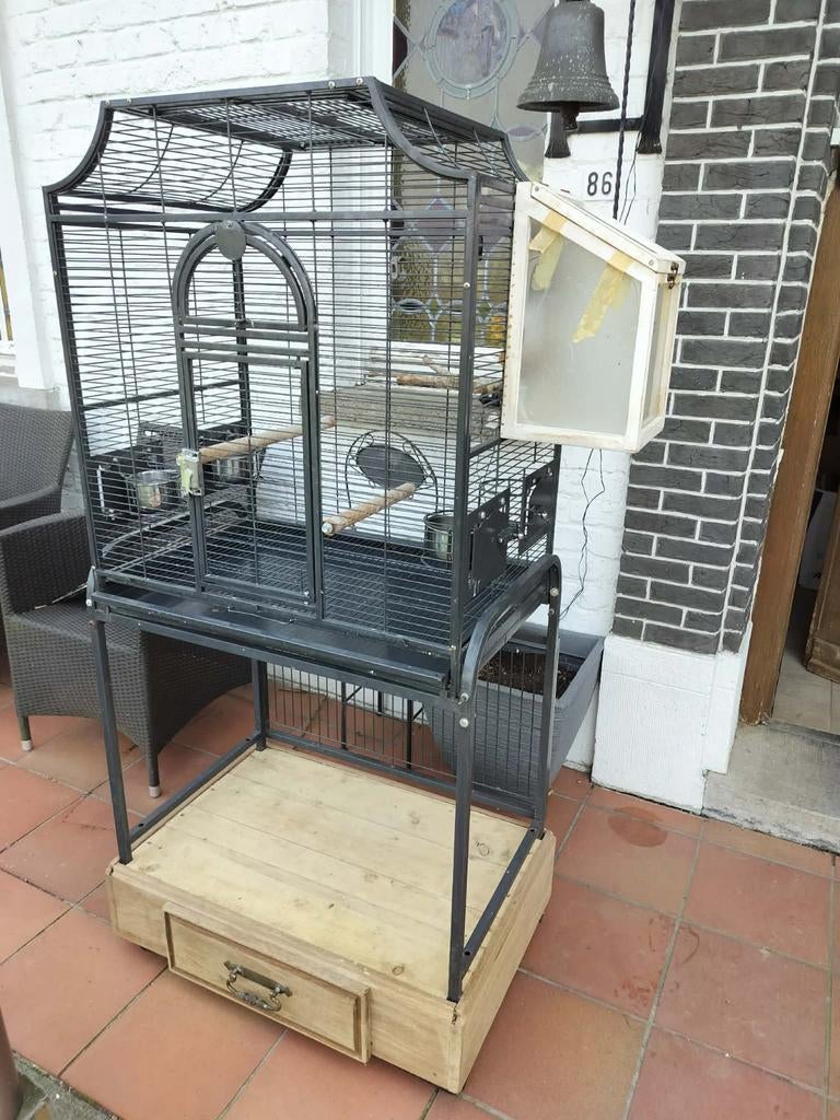 Grote vogelkooi met onderkast
