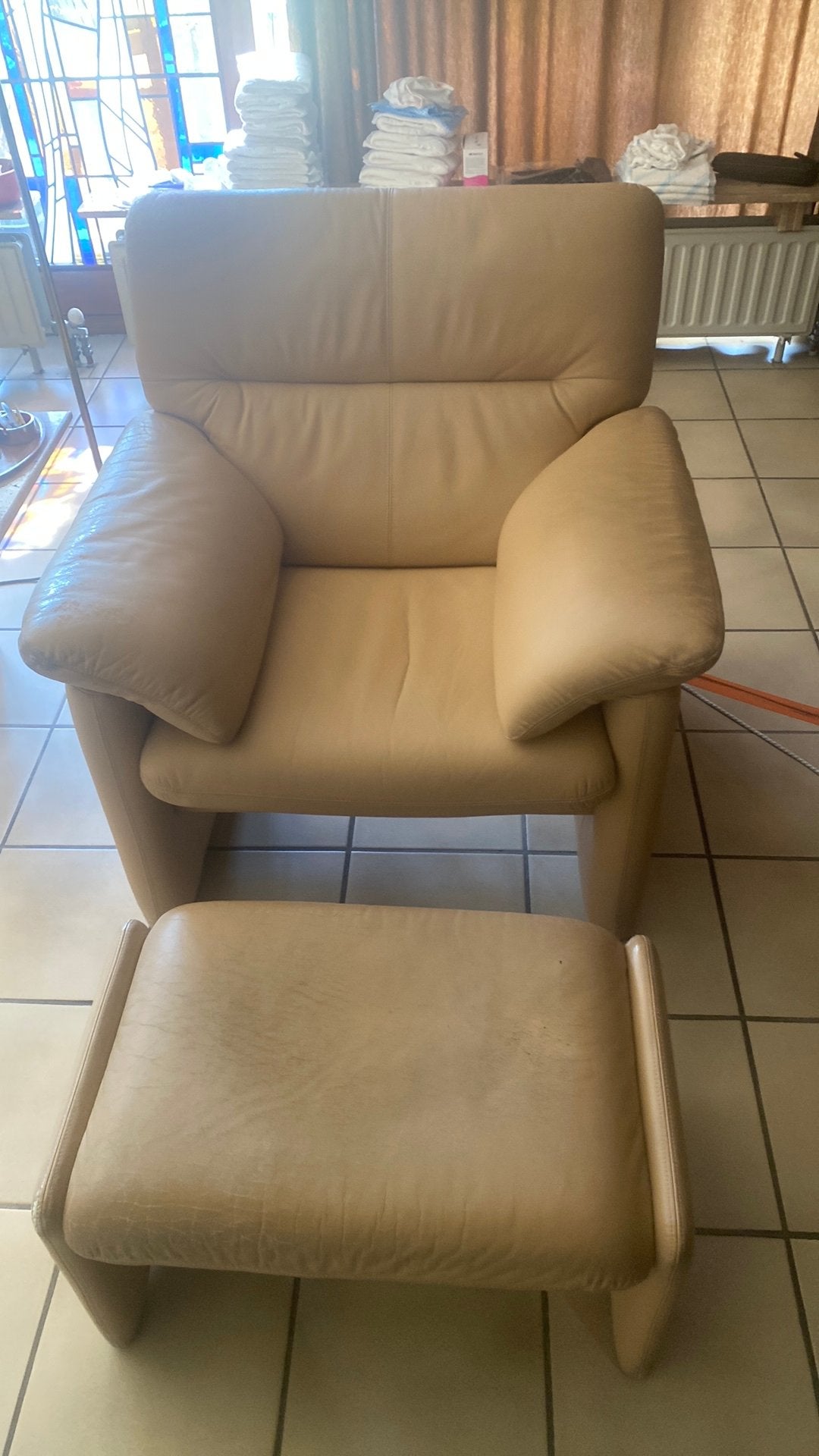 Leren zetel met voetbankje, Huis en Inrichting, Ophalen, Gebruikt, Leer, 50 tot 75 cm