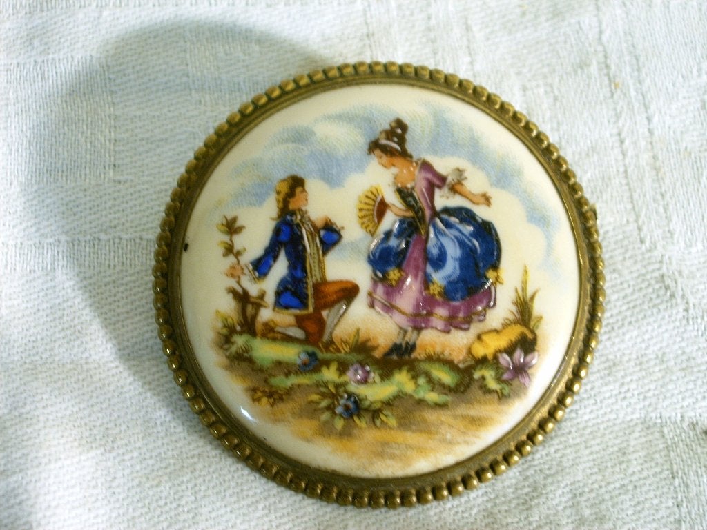 Broche en porcelaine française du studio  PIL Limoges, Enlèvement ou Envoi, Autres couleurs, Comme neuf, 4 à 7 cm