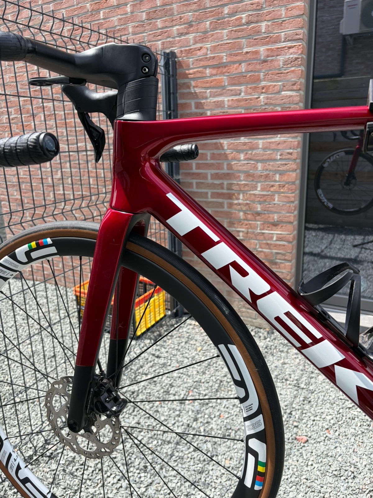 Trek Madone SL 6M Crimson 8E GEN + AERO stuur, Fietsen en Brommers, Ophalen, Zo goed als nieuw