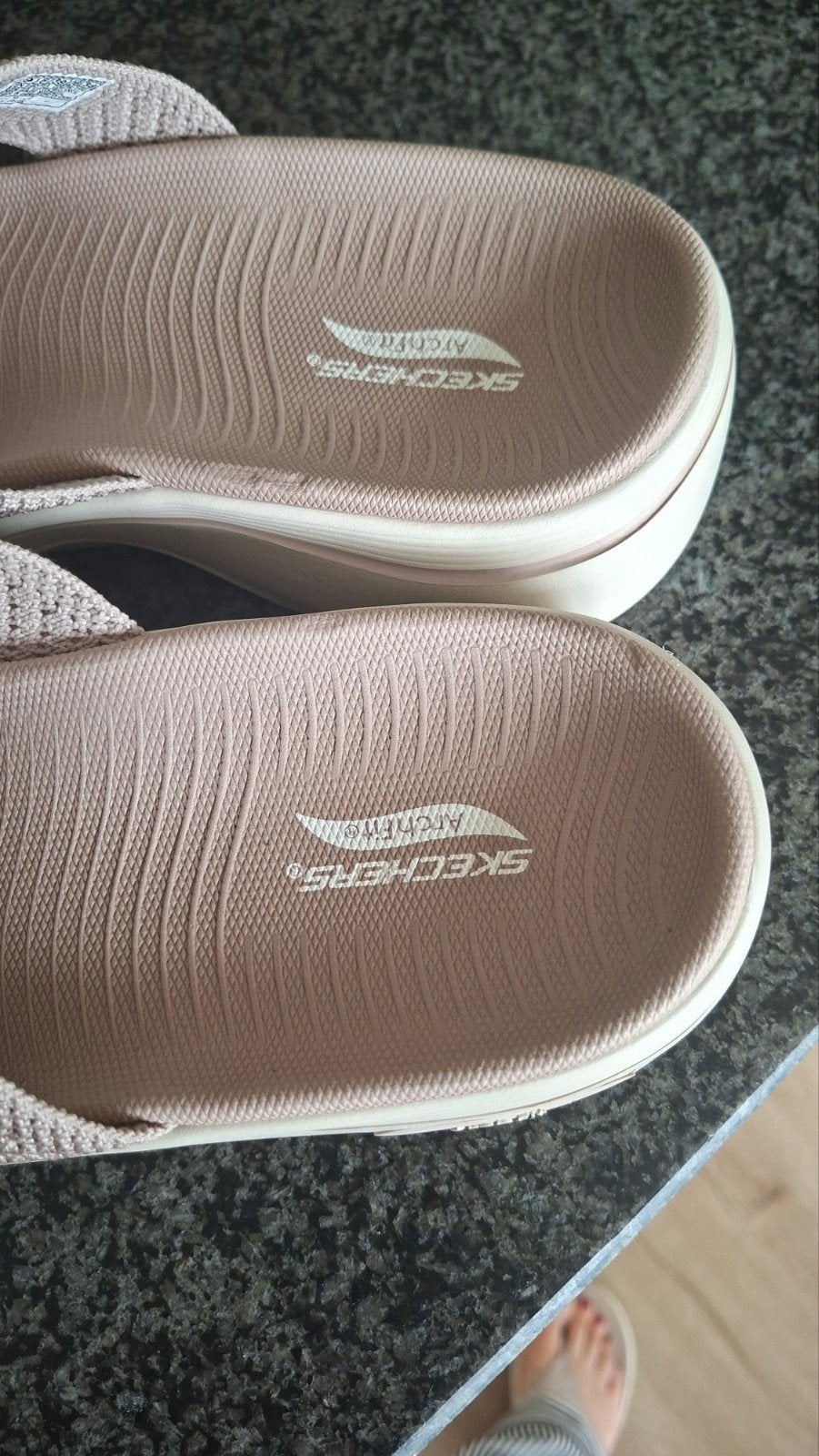 Skechers Arch Fit. Kleur Taupe maat 39  Nieuw., Ophalen