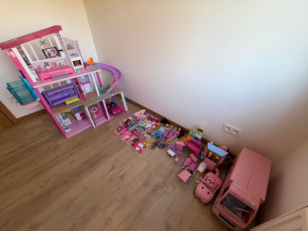 Lot Barbies + maison et accessoires, Kinderen en Baby's, Speelgoed | Poppenhuizen, Zo goed als nieuw, Accessoires, Ophalen