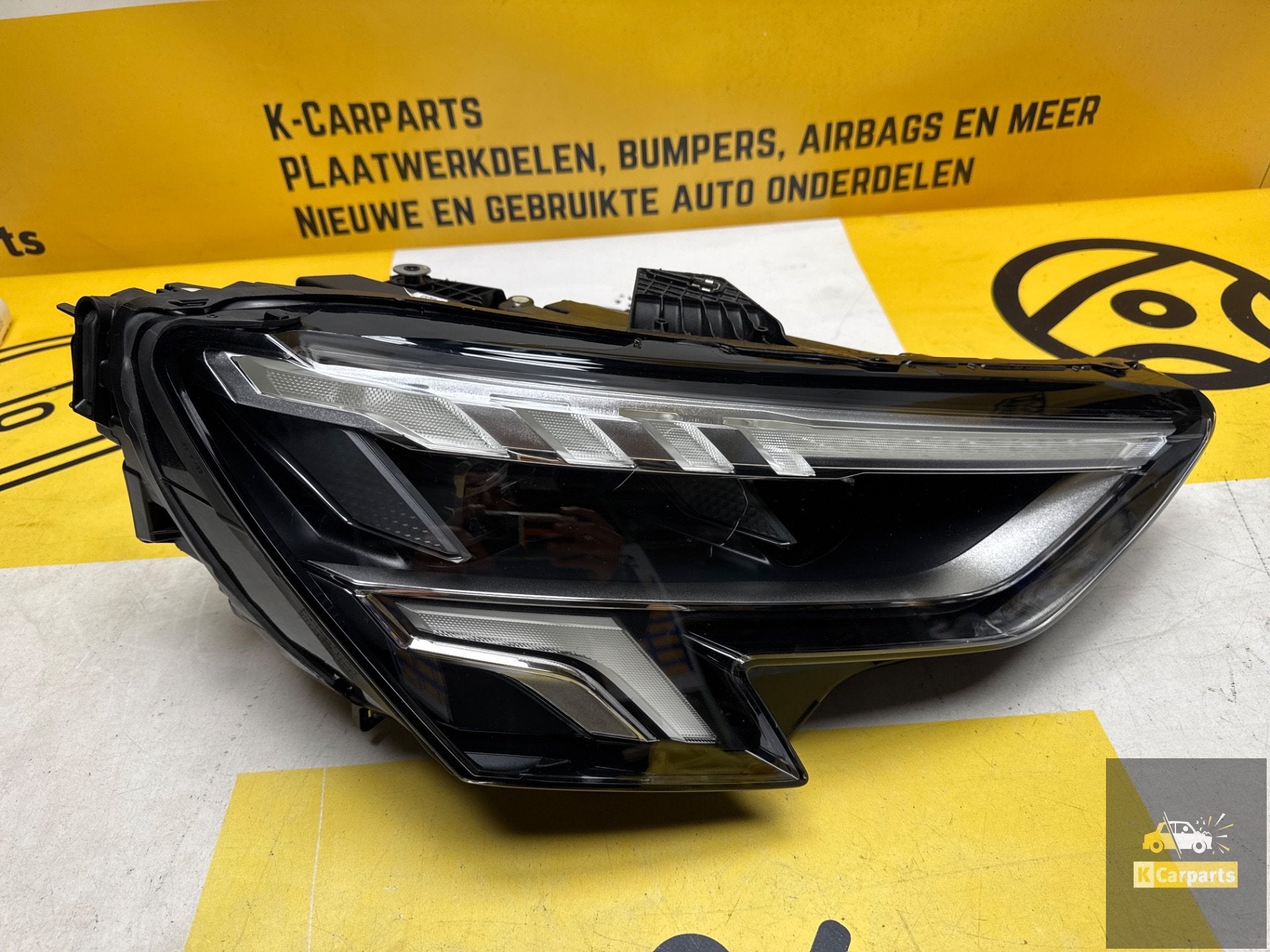 Audi A3 8Y Phare Full LED Avant Droit 8Y0941034, AUDI AG, Auto-Union-Strasse 1
85045  Ingolstadt, DE, Audi, Utilisé