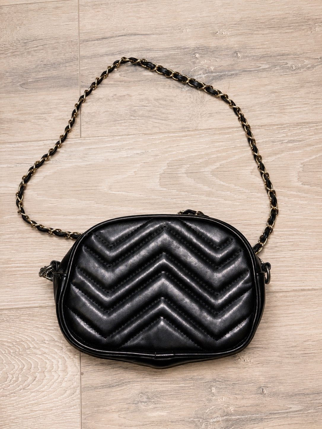 Kleine zwarte tas met gouden ketting, Verzenden, Zo goed als nieuw, Zwart, Schoudertasje