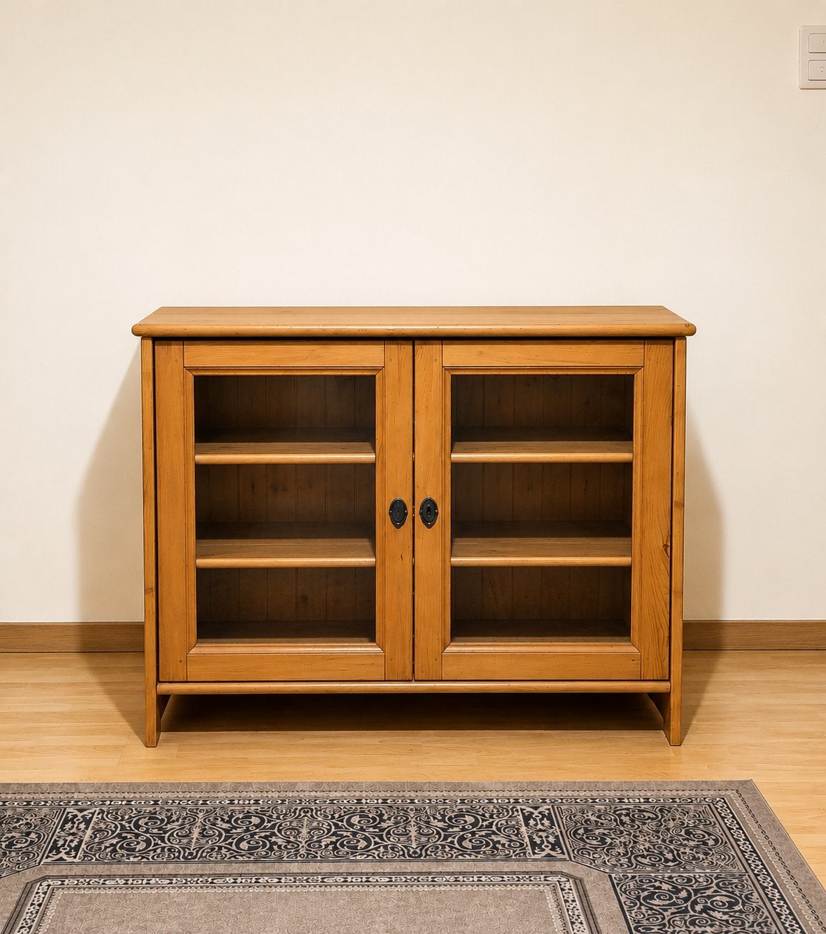 Massief grenen dressoir met glazen deuren, Huis en Inrichting, Ophalen, Zo goed als nieuw
