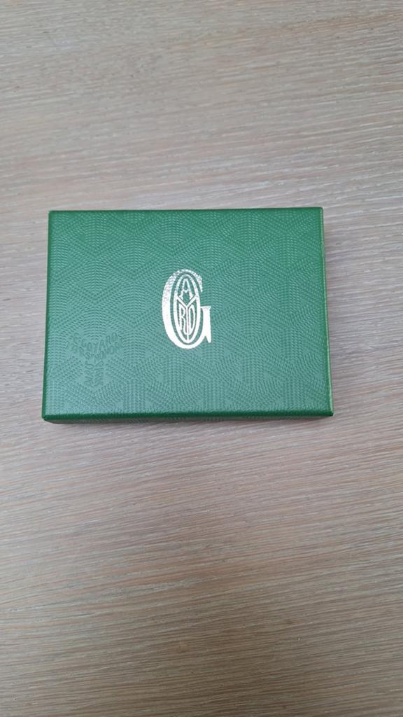 Goyard card holder, Ophalen