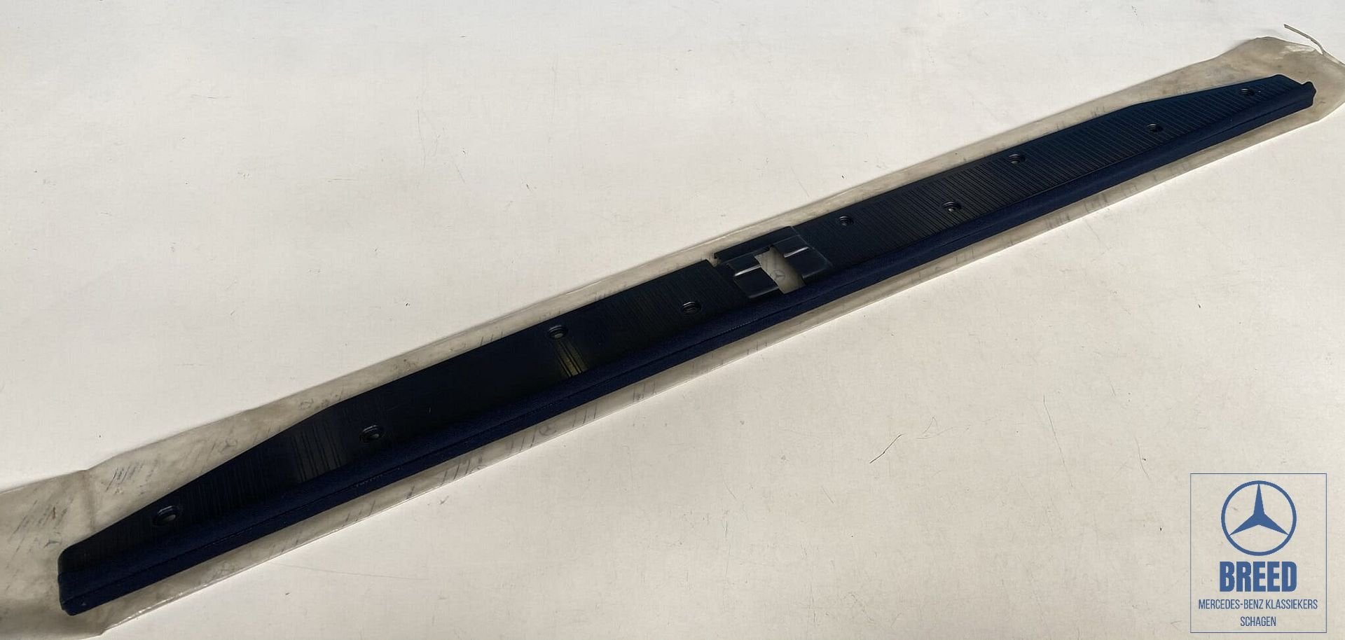 NOS lijst onderzijde achterklep blauw Mercedes-Benz W124 T-m, -, Nieuw, Ophalen of Verzenden, -
